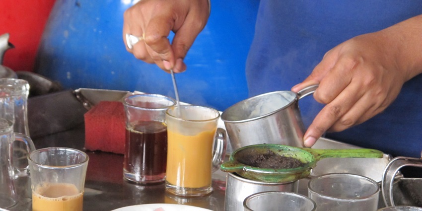 Bangla Sahib Chai Point serves tea, samosas and kachoris throughout the night.