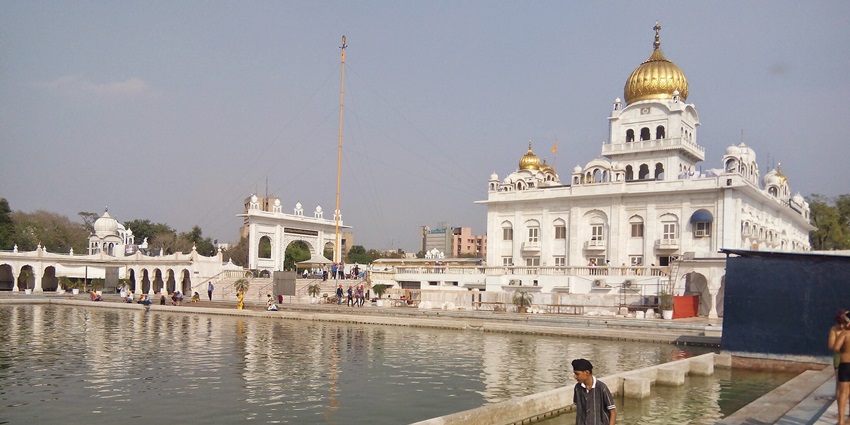Offer prayers at Bangla Sahib Gurudwara, one of the places to visit near Rajeev Chowk.
