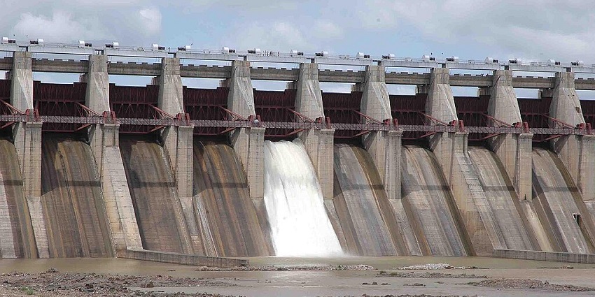 One of the places near Mukundpur zoo is Bansagar Dam, with surrounding greenery.