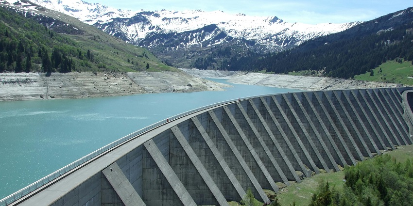 An image of Bansagar Dam, illustrating its vast waters and surrounding beauty