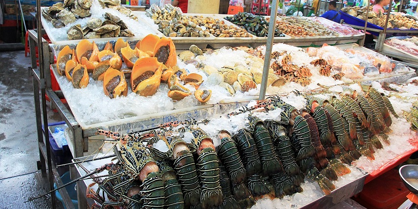 Banzaan Market is a modern market selling fresh produce like vegetables and meat.