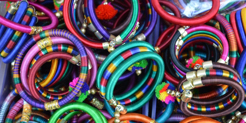 This market is famous for its vibrant collection of clothes, accessories, and irresistible street food.