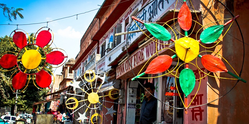 Bapu Bazaar has vibrant Rajasthani textiles, mojari footwear, lively atmosphere.