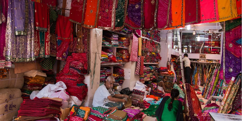 Bapu Bazaar has vibrant Rajasthani textiles, Mojari footwear, lively atmosphere.