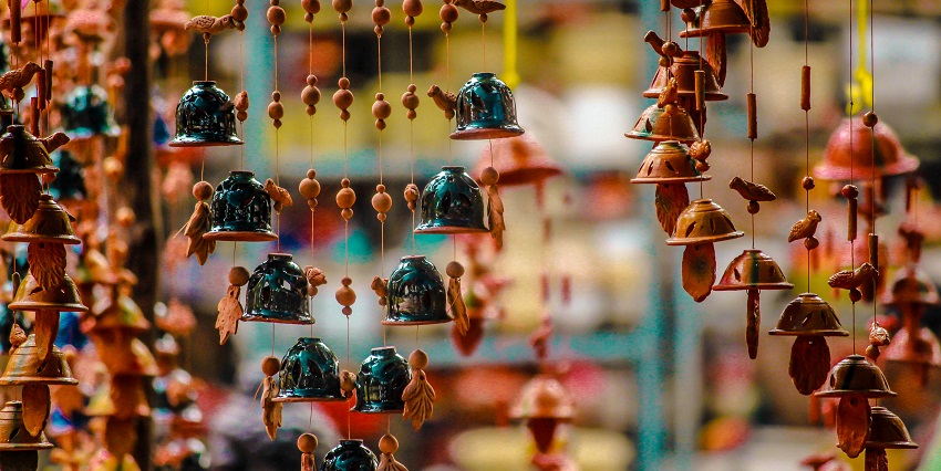 Handicrafts being sold at Bapu Bazaar, one of the best places to visit near Hawa Mahal.