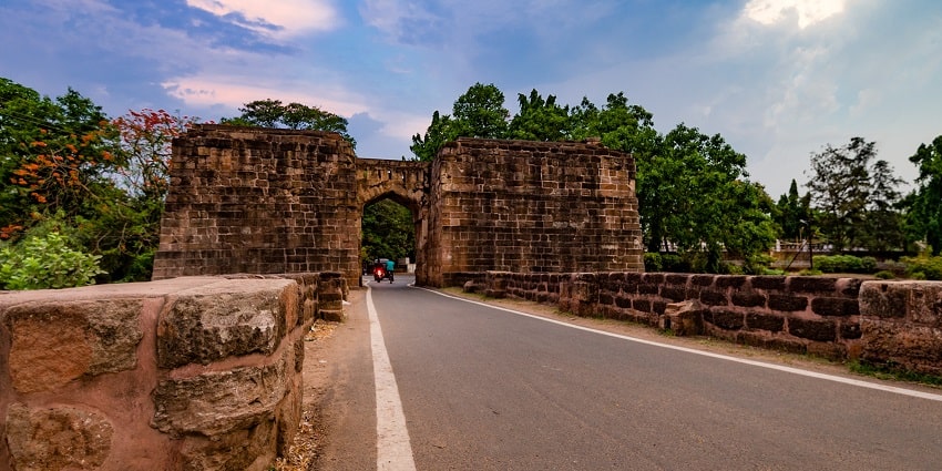 Barabati Fort is one of the popular attractions to explore near Baladevjew Temple.
