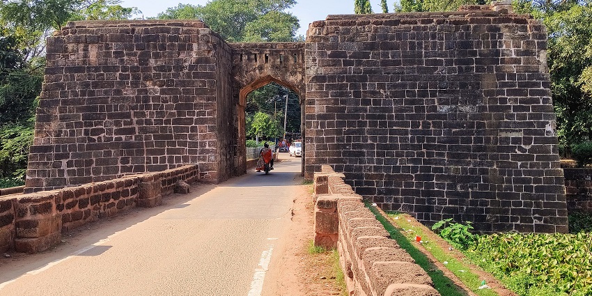 Barabati Fort is one of the historic places to visit near the Dhabaleswar Temple.