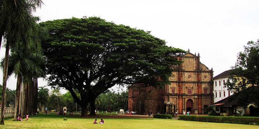 A picture of a garden around the Basilica Church, one of the best places to visit near Goa Airport