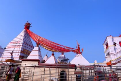 One of the ancient, 16th-century Lord Shiva temple is the Basukinath Temple in Jharkhand