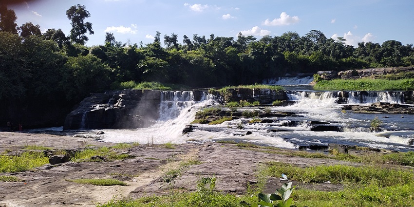 Bathinda Falls cascades through the rocky landscape and has a rich biodiversity