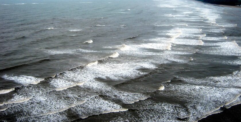 The beaches in Murudeshwar offer crystal clear waves and a calm environment.