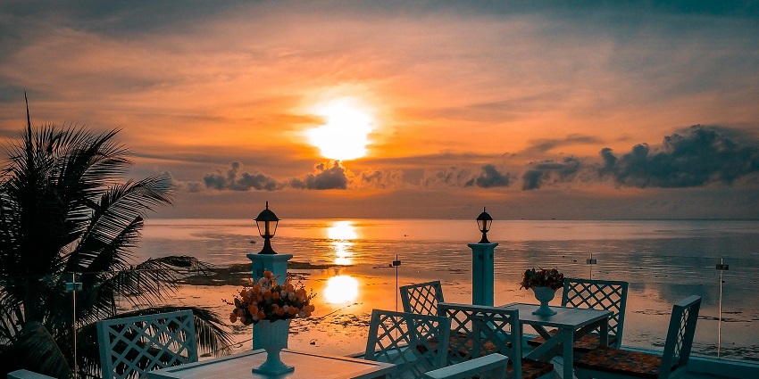 Savour tasty seafood cuisine at the beach fronts in Goa as part of the things to do in Goa at night