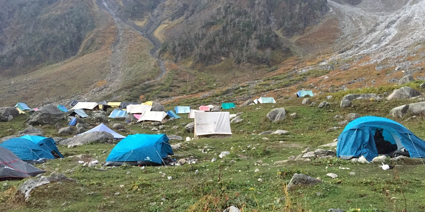 Beas Kund trek begins from Solang Valley and winds through lush meadows, dense forests, and rocky terrain.