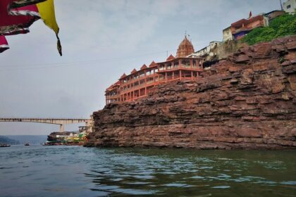 A glimpse of a famous temple in the region of Madhya Pradesh surrounded by azure waters.