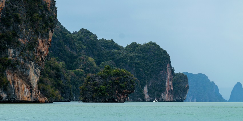 A picturesque view of the mountains, perfect to do bungee jumping Thailand Phuket.