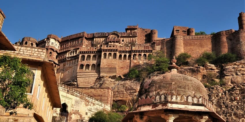 The best time to visit the Kurnool Fort is during winters and spring season.