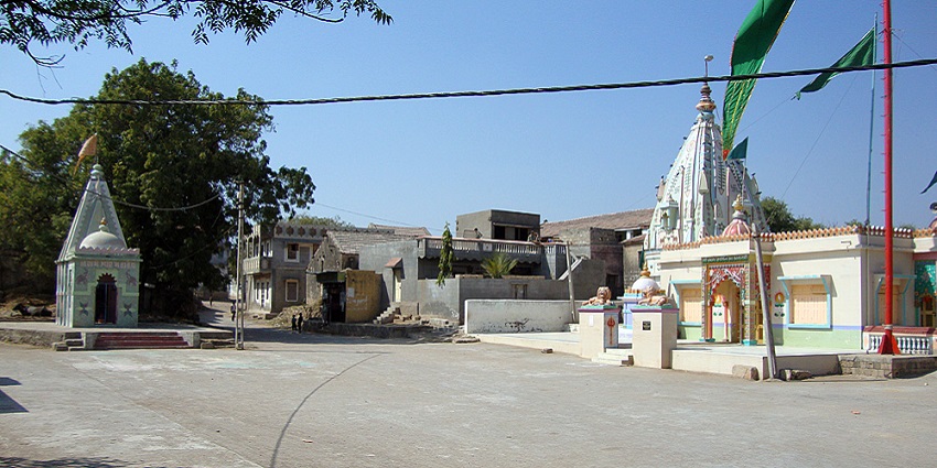 The best time to explore Jambuvan Caves in Porbandar is during the winter season.