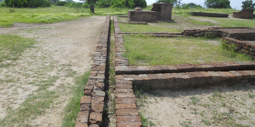 History enthusiasts can visit Lothal Museum at any time of the day as the interiors are cool.
