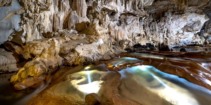 The most opportune time to visit the Prabhas Patan Caves is during the winter season.