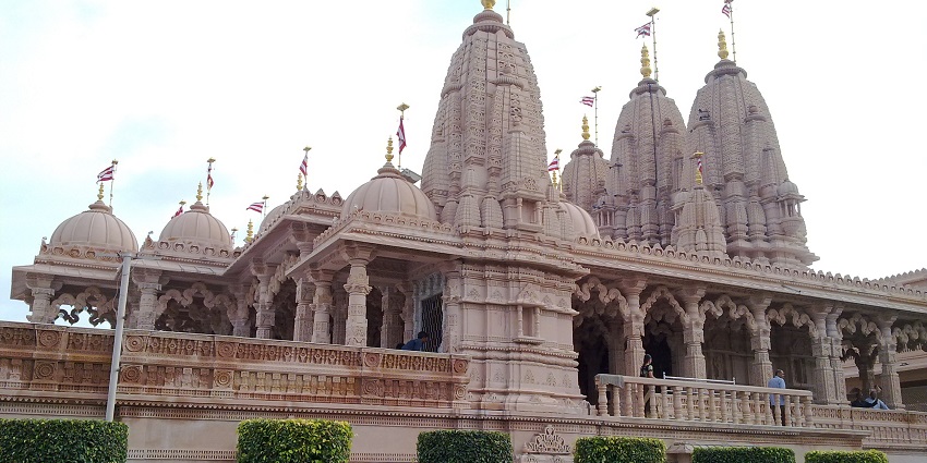 Explore the beautiful designs of the Akshardham Temple in the months of winter season.