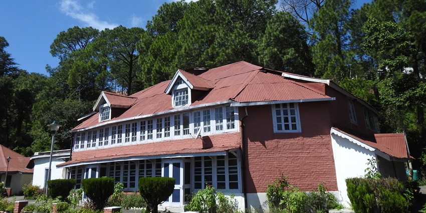 The best time to enjoy paragliding in Kasauli is in spring season from March to May