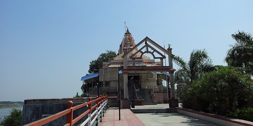 The best time to visit Galteshwar temple is during October to March.