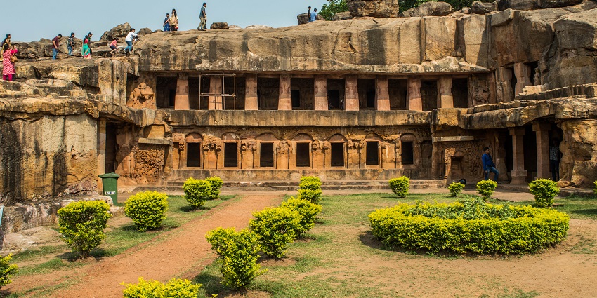 People can consider the optimal visiting time to the Balda Caves reflecting rich heritage.