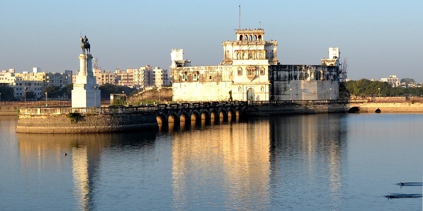 The best time to capture Lakhota palace and museum photos is winter.