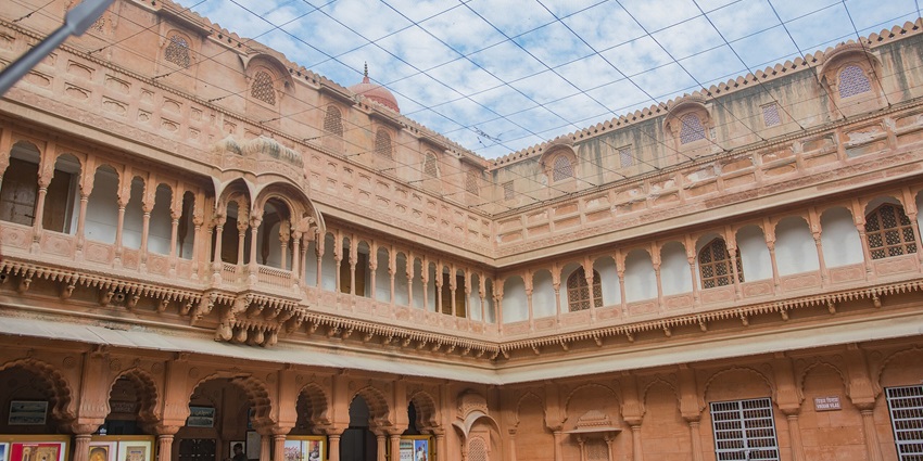 The most opportune time to get to the Junagarh Fort is during the winter season.