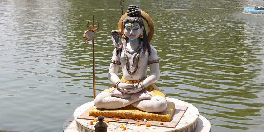 Image of the Bhagwan shiv in the meditating posture in the pond of the Durgiana Temple