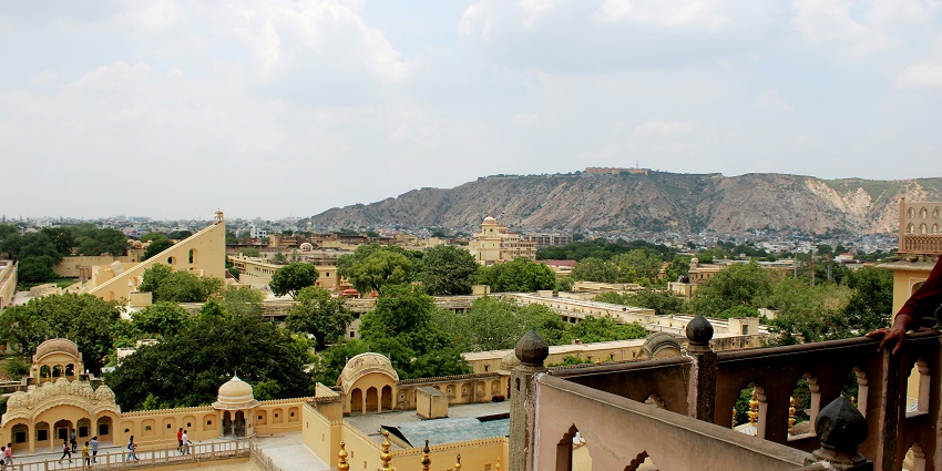 Winter is the best time to visit Amer fort as the weather is pleasant during that time.