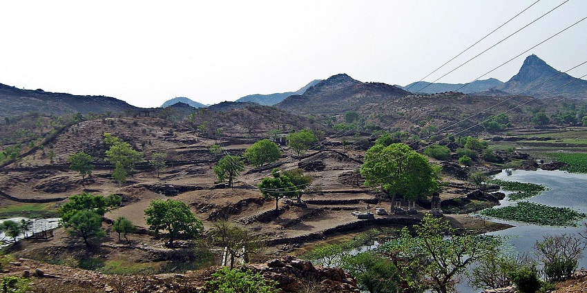 The best time to visit Bhainsrorgarh Fort is during winter.