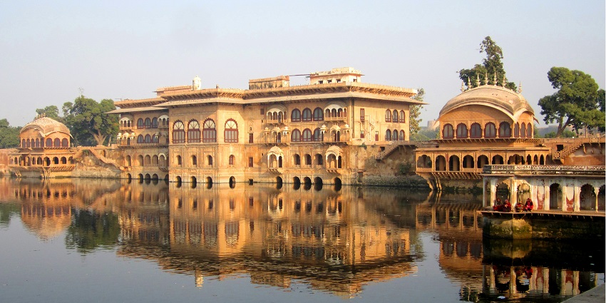 The best time to visit Deeg Fort Rajasthan is in the winter months from October to March