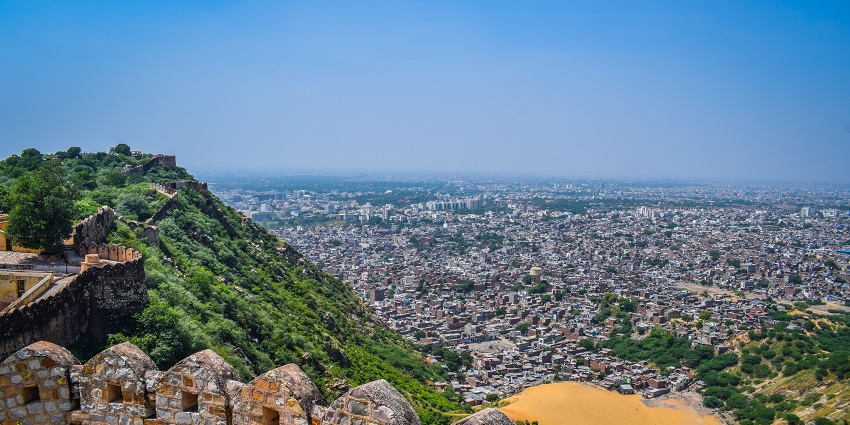 Considering the best time to visit Jaigarh Fort Cannon offers a convenient exploration.