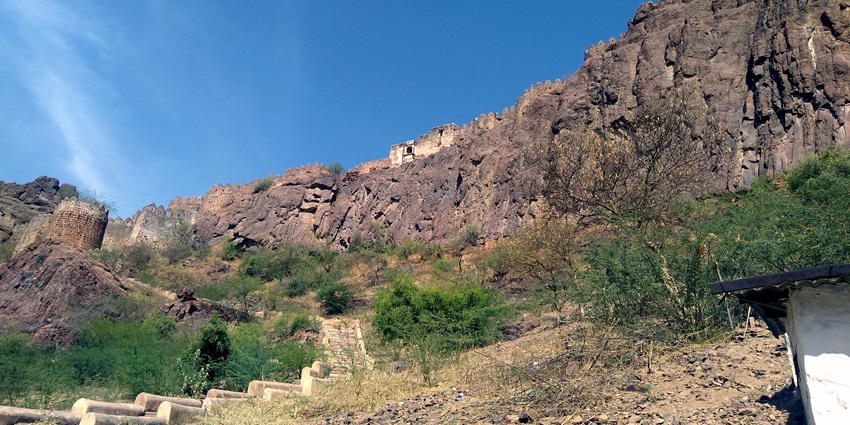Visit Siwana Fort Rajasthan from October to March for cooler weather exploration.