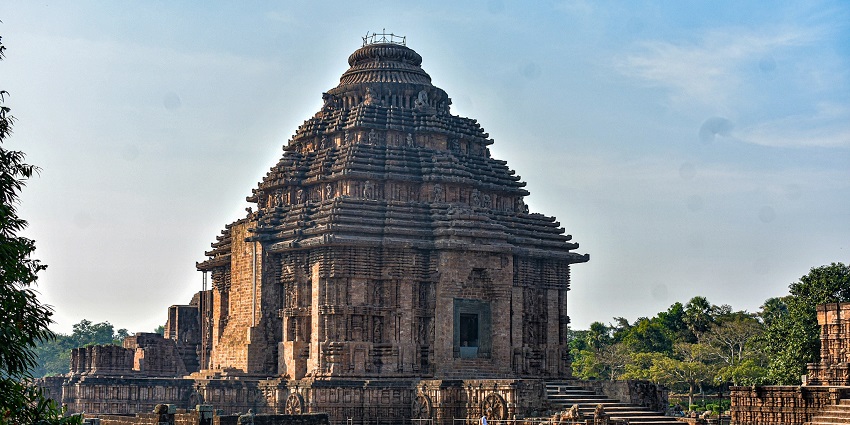 A picture of an ancient holy shrine located in Odisha, with amazing views around it.