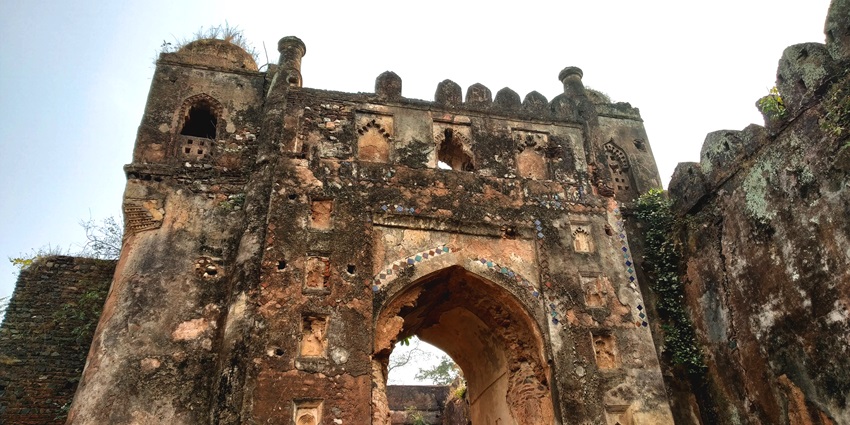 The best time to visit this fort is the winter stretch of the year as the weather is pleasant