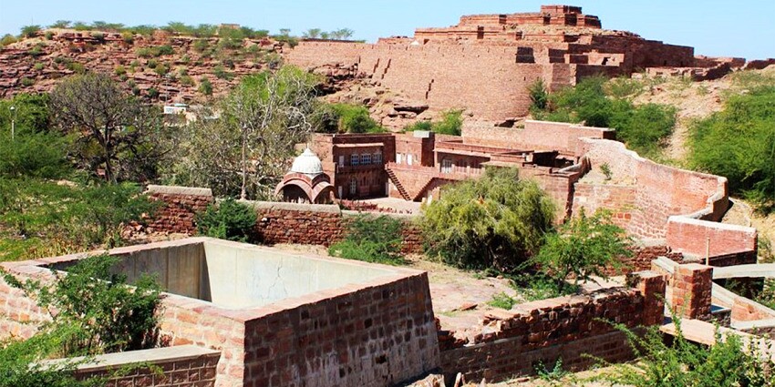 Visiting Mandore Fort, Rajasthan during the ideal time offers a pleasant weather.
