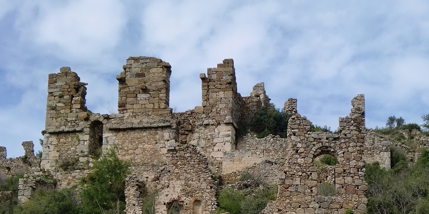Panoramic view of the fort surrounded by lush shrubs and the beautiful sky in the background