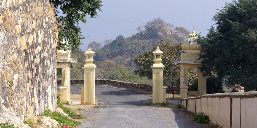 The best time to visit Gagron Fort and Jhalawar Fort is during the winter months.
