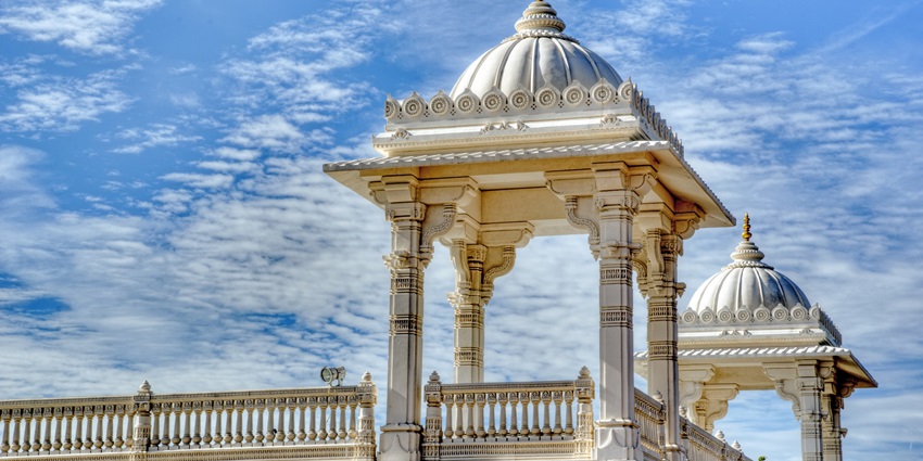 A charming view of the entrance of the holy Shrinathji Temple, a serene gem in Udaipur.