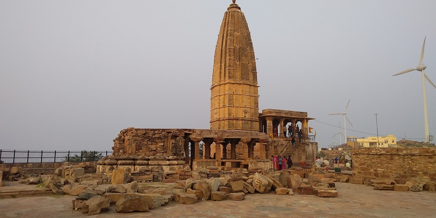 It is best to visit the Harshnath temple between October and March as the weather is cool and pleasant
