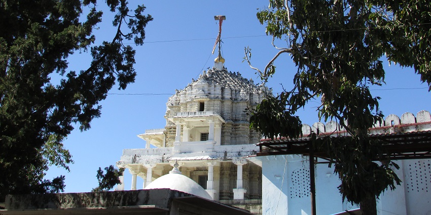 Stunning front view of Dilwara Temple, showcasing its intricate architectural beauty.
