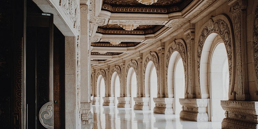 Inviting museum corridor with a scenic walk path, perfect for art and culture lovers.