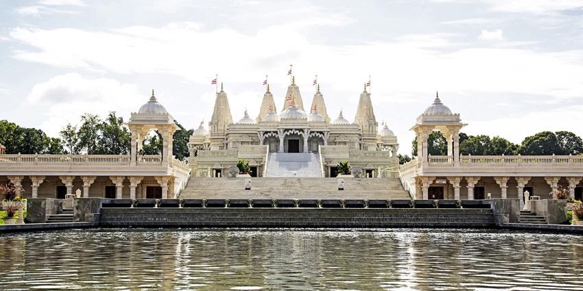 This temple attracts devotees with its rich history and spirituality