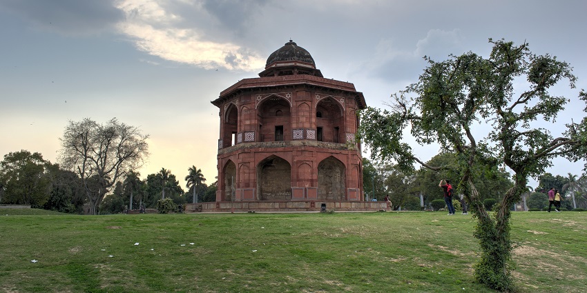 A picture of a monument inside the Old Fort Delhi surrounded by big gardens