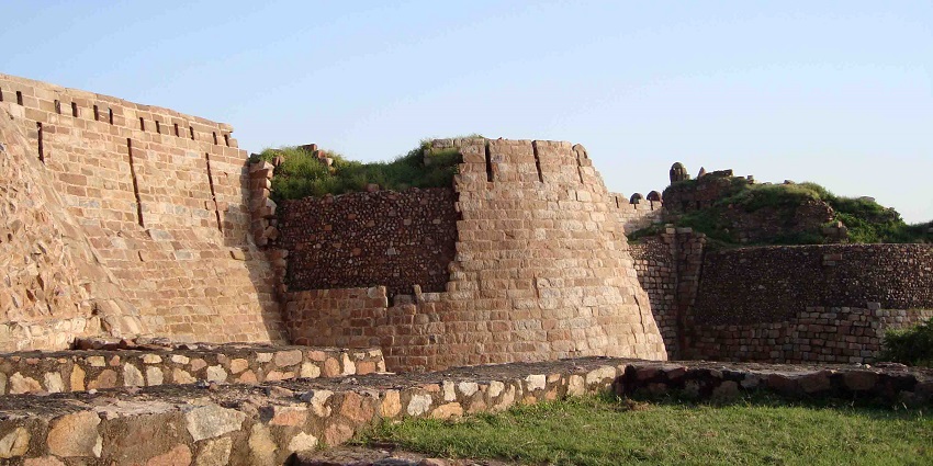 A picture of the walls, gateways bastions and internal buildings of both inner and outer citadels of Tughlaqabad fort