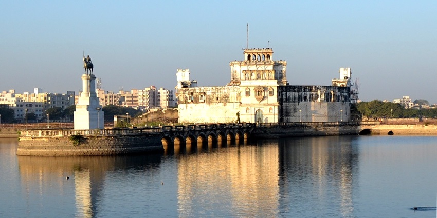 History enthusiasts can visit Lakhota Fort at any time of the day as the interiors are cool.