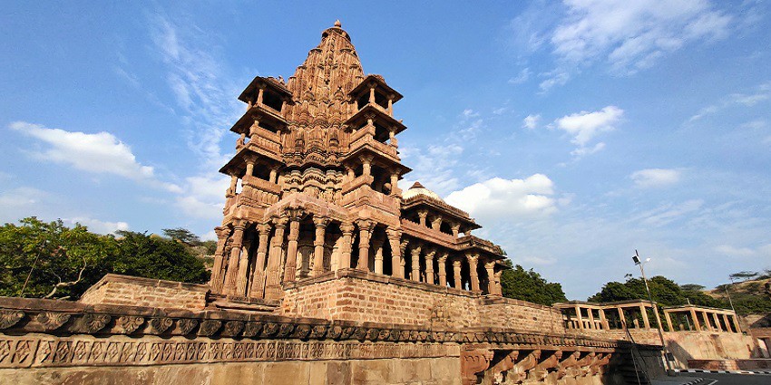 The best months for a Kumbhalgarh night safari is between October to March