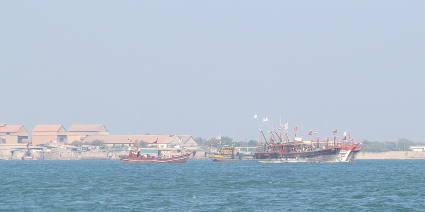 Boats sailing towards Bet Dwarka near Gujarat.